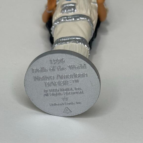 Vintage 1996 Dolls of the World Native American Barbie Ornament - Picture 6 of 6